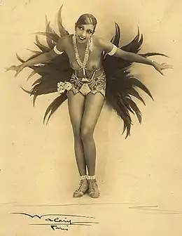 Joséphine Baker dans La Revue des Revues.La peinture en 1927 sur CommonsL'art en 1927 sur Commons.