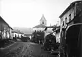 Convoi de ravitaillement près de l'église (1915).