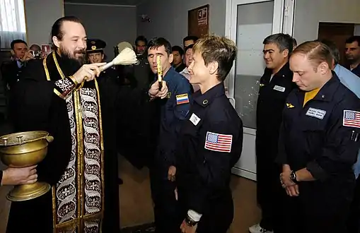 Bénédiction de l'équipage par un prêtre orthodoxe avant le lancement de l'expédition 16