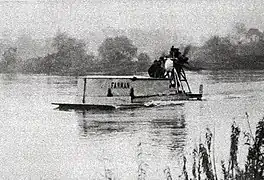 Jules Fis(c)her, le 10 novembre 1924 sur La Seine à Sartrouville, pour son record mondial de vitesse aquatique sur hydro-glisseur Farman de 450 CV (140,645&nbsp;km/h).