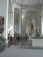 Autel contemporain et tabernacle ancien
