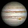 Vue de Jupiter et ses nuances de couleurs en parallèle allant du blanc au rouge.