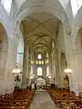 Nef, vue vers l'est dans le transept.