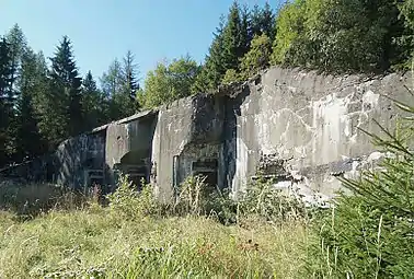 Bloc K-S 43 : les trois créneaux de l'ouvrage de l'Adam&nbsp;(cs) (Adamsberg pour les Allemands), une casemate d'artillerie pour trois obusiers.