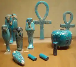 Ouchebtis et amulettes de Thoutmôsis&nbsp;IV retrouvés dans sa tombe dans la vallée des Rois