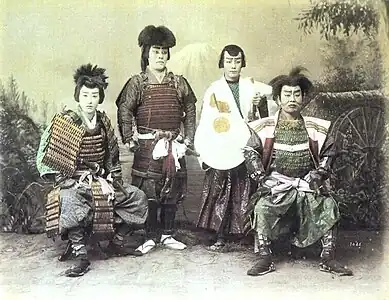 Acteurs de Kabuki habillés en samouraïs.