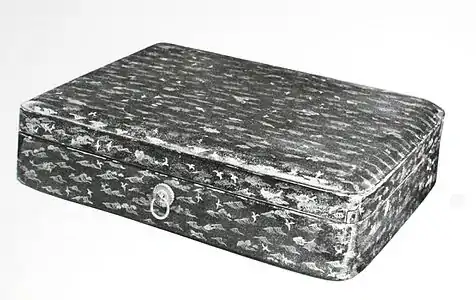 Boîte, v. 900. Décor en maki-e: animaux marins (poissons, oiseaux, tortues) en or, et vagues en argent. L. 39&nbsp;cm. Kyoto, Tō-ji.