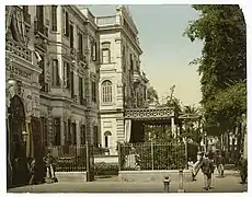 Vue de l'hôtel de côté.