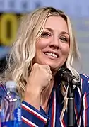 Kaley Cuoco interprète Cassie.