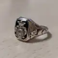 Une chevalière aux armoiries de Nałęcz en argent sur héliotrope, fabriquée au XIXe&nbsp;siècle dans l'Empire russe.
