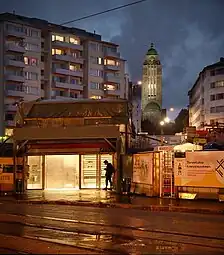 L'église du Kallio, dans une perspective provisoire, ouverte grâce à la démolition d'un immeuble. Septembre 2020.
