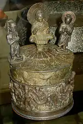 Reliquaire (dit) de Kanishka avec inscription. Site de Shah-ji-ki-dheri, Gandhara. Époque post-kushan ? Bronze, H. 18&nbsp;cm; D. 12,7&nbsp;cm. Peshawar Museum