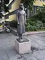 Statue de Karin Boye par Peter Linde&nbsp;(sv) à l'entrée de la bibliothèque municipale de Göteborg.