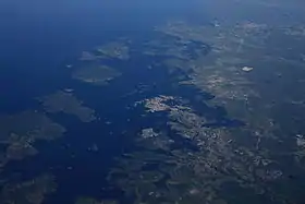 Vue de l'est de l'archipel de Blekinge,avec Karlskrona au centre.