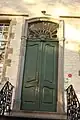 Porte d'entrée XVIIIe en chêne avec vasistas à motif rocaille