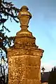 Vase décoratif du XVIIIe&nbsp;siècle sur l'ancien pont-levis