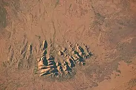 Vue des Kata Tjuṯa/monts Olga depuis la Station spatiale internationale.