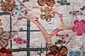 Katabira, v. 1700-1750.Broderies, teinture yuzen et pochoir suri bitta sur lin blanc.Coll. Matsuzakaya, Tokyo.