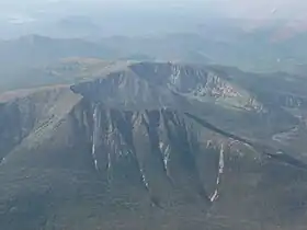 Vue aérienne du mont Katahdin depuis une altitude de 3&nbsp;000&nbsp;mètres.