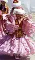 Filles kazakhes en costumes nationaux