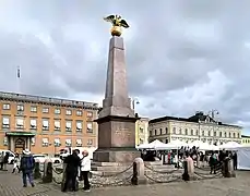 L'obélisque et étals du marché.