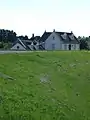 Kessel, anciennes maisons en contrebas de la digue.