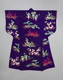 Kosode féminin montrant des fleurs sur des radeaux, fin du XIXe siècle, Khalili Collection of Kimono