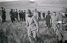 Prisoniers japonais avec l'air abattu.