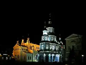 Vue du monastère de nuit.