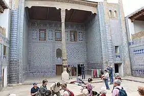 L'iwan de la Cour de Justice.