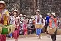 Cambodgiens portant des kramas lors d'une parade.