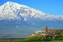 Vue du monastère sur fond d'Ararat