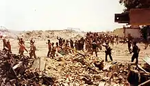 Soldats captifs en file indienne.