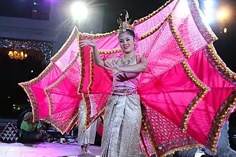 Danse du paon&nbsp;(en) au Khum Kantoke, qui privilégie « l'exubérance »