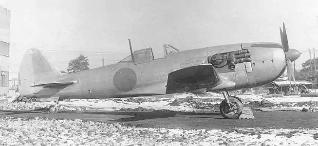 Vue de profil de l'appareil. L'énorme turbocompresseur est bien visible.