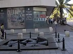 Le monument sur le lieu de l'assassinat, composé de pierres brisées, qui figurent le séisme politique que cet assassinat représente.