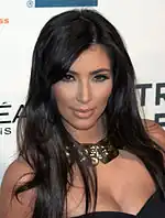 Une jeune femme vue de face