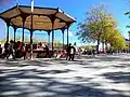 Kiosque à musique et voie de bus.