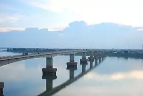 Le Pont Kizuna à Kampong Cham,quand le niveau du fleuve est bas.