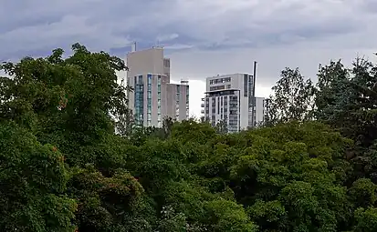 La tour Reimarintorni à gauche et la tour Reimantorni à droite.