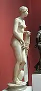 Plâtre : une reconstitution du type de l'Aphrodite de Cnide de Praxitèle. H. env. 2&nbsp;m. Musée Pouchkine, Moscou.
