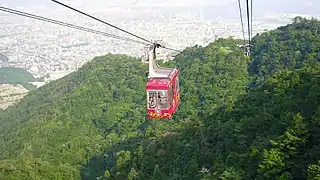 Cabine en montée vers le Mont Maya.