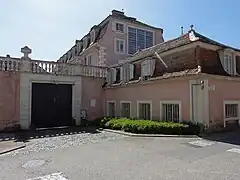 Portail d'accès à la cour.