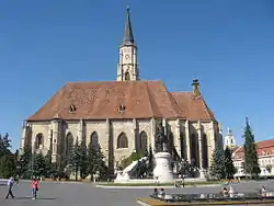 Place de l'Union avec l'église Saint-Michel et le groupe statuaire du roi Matthias Corvin réalisé par János Fadrusz au début du XXe&nbsp;siècle.