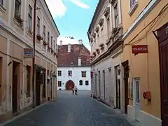 La rue Matthias Corvin, roi de Hongrie, né à Kolozsvár. Au fond se trouve la maison de Matthias Corvin (XVe&nbsp;siècle) où, selon la tradition, le roi est né. À présent, elle est le siège des Beaux-Arts.
