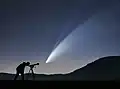 C/2020 F3 (NEOWISE) avec un observateur en août 2020.