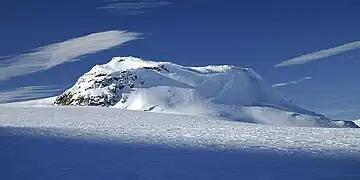 Plaines et montagnes enneigées.