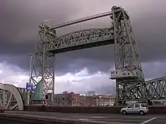 Un système de poulies permettait à la partie centrale de monter, pour laisser passer les bateaux.