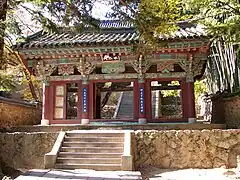 La porte de la non-dualité de Beomeosa&nbsp;(en) à Busan