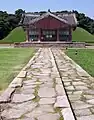 Le chamdo (chemin de pierre) et le jeongjagak (sanctuaire) sur le site de Jeongneung (tombe du roi Jungjong)